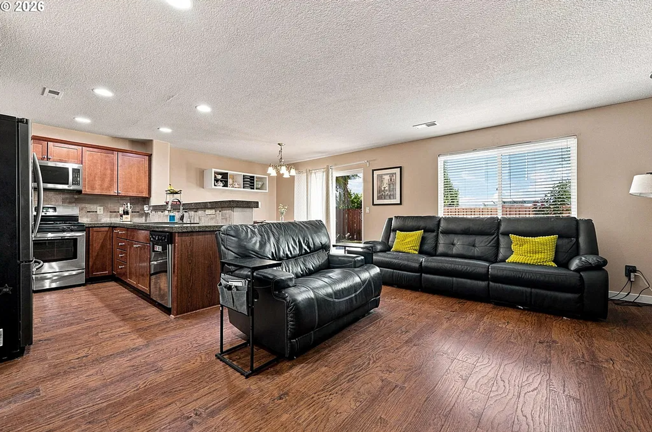 828 Nw 1st Ave - Photo 5 of 33