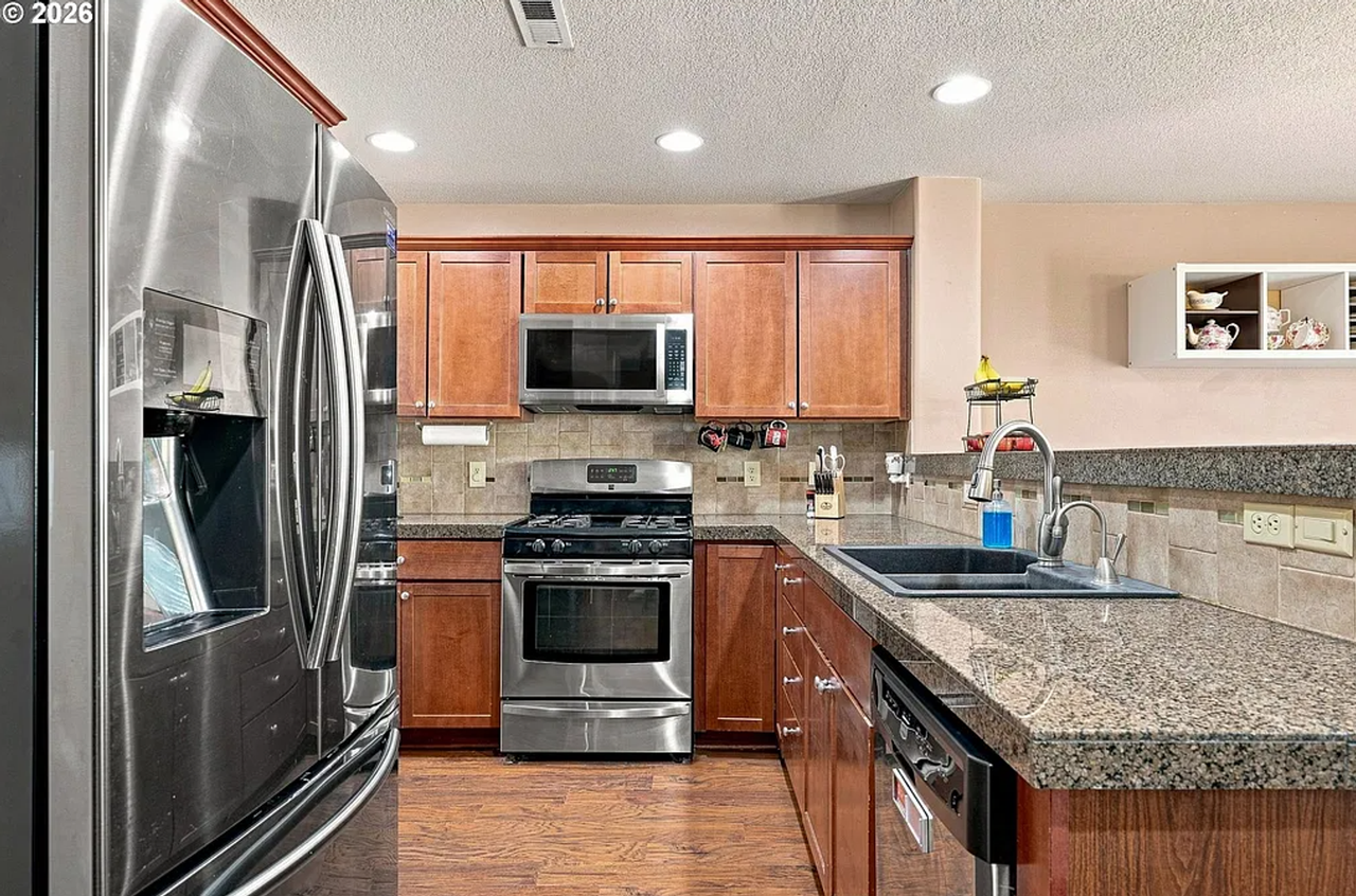 828 Nw 1st Ave - Photo 7 of 33