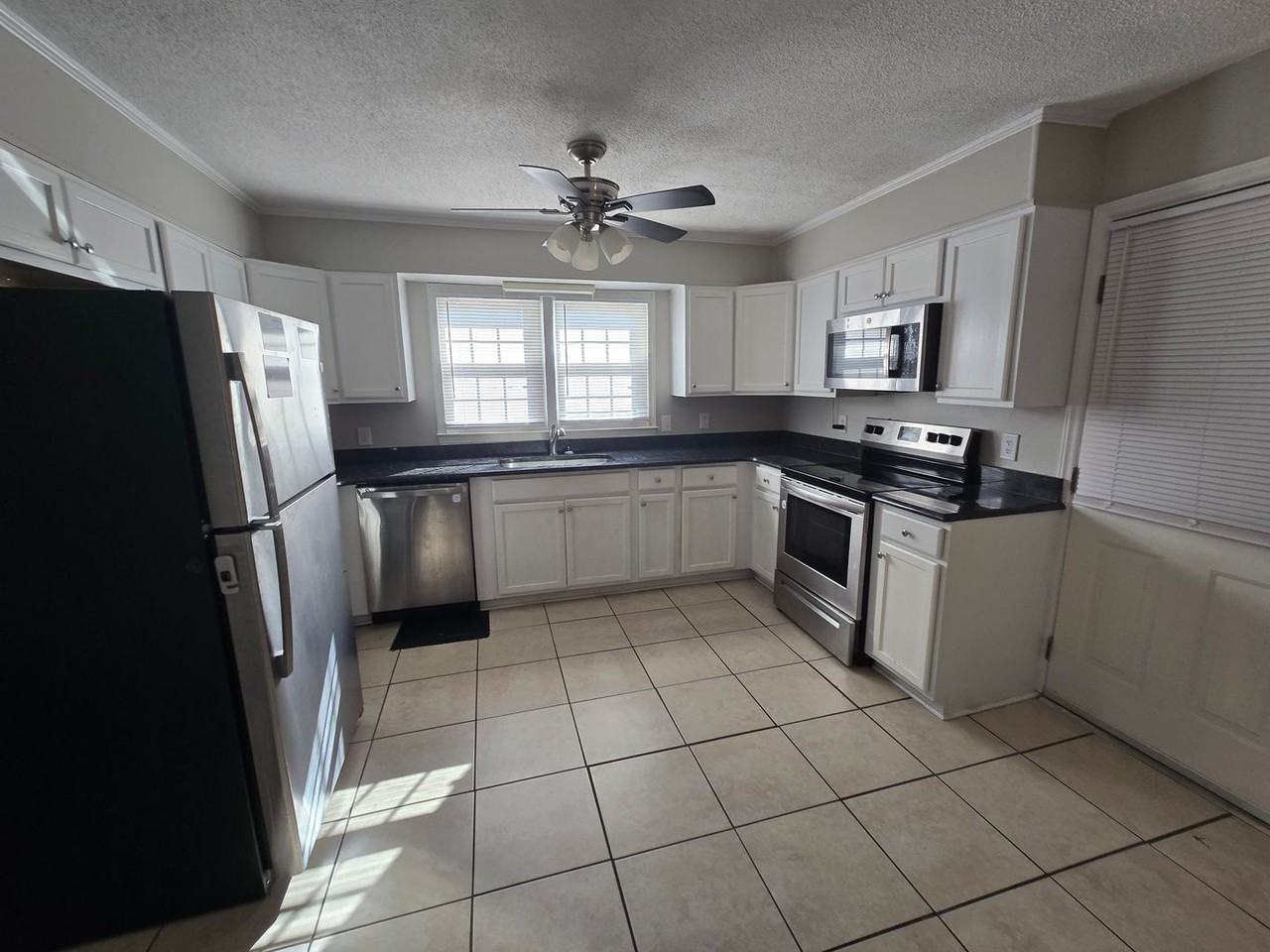 622 Bedford Rd - Photo 4 of 22