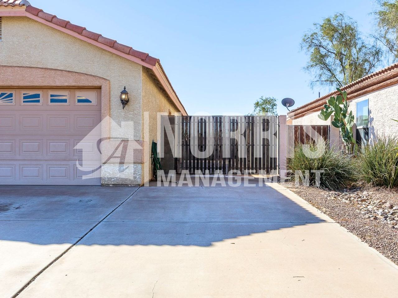9051 W Raven Dr - Photo 4 of 41