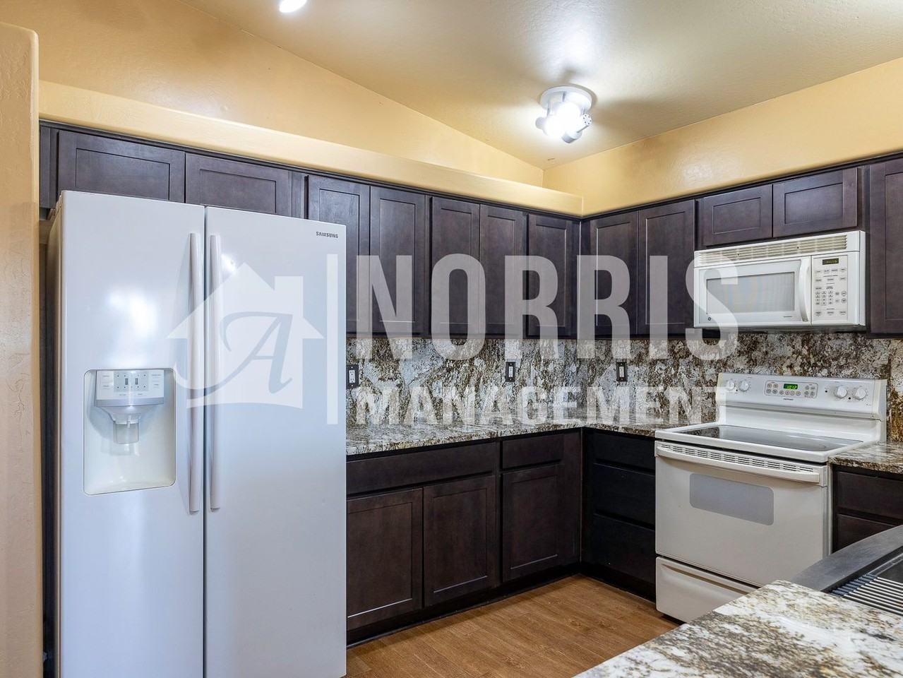 9051 W Raven Dr - Photo 7 of 41