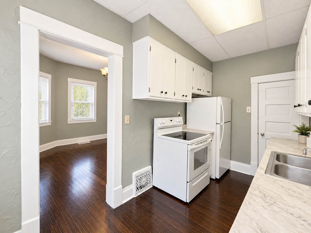 901 S Spring Ave - Photo 2 of 17