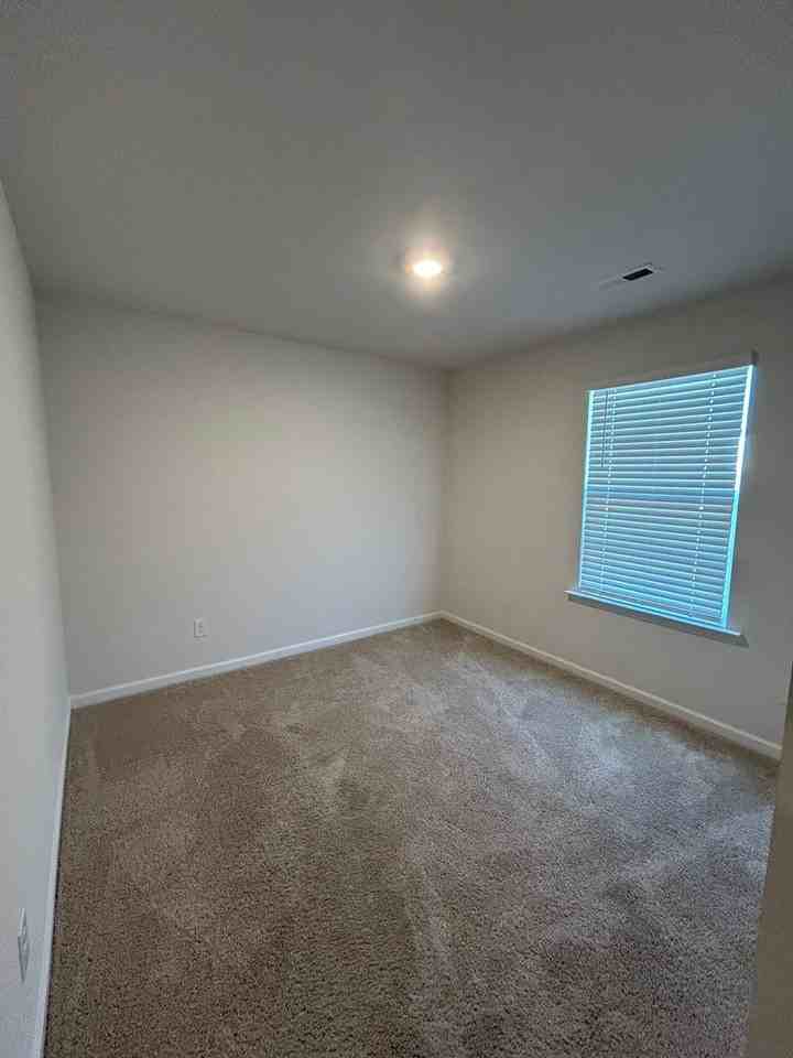 129 Glenshire Dr - Photo 4 of 17