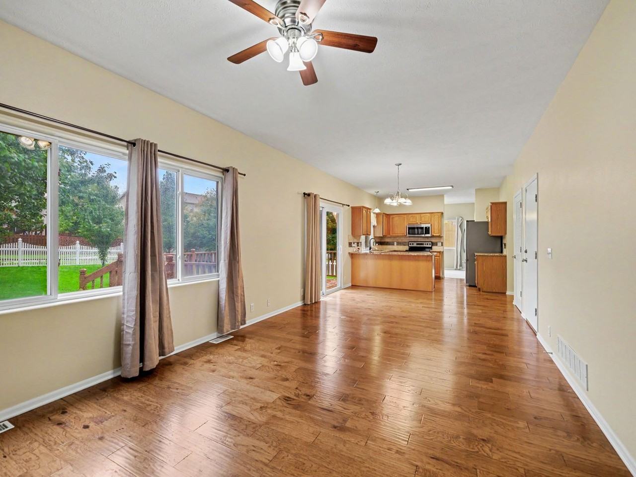 1912 Ridgeview Dr - Photo 2 of 17