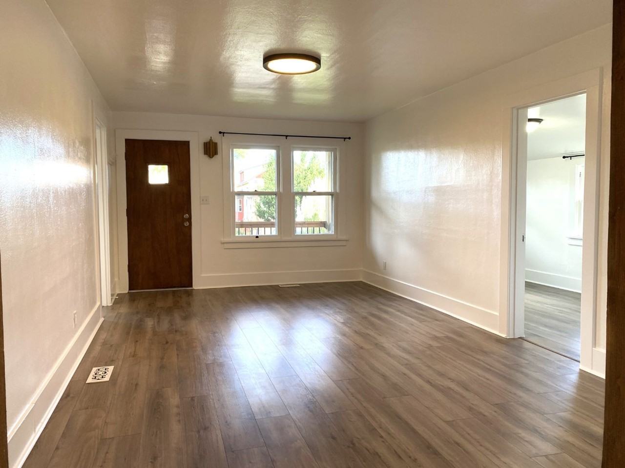 1222 E 8th St - Photo 3 of 32