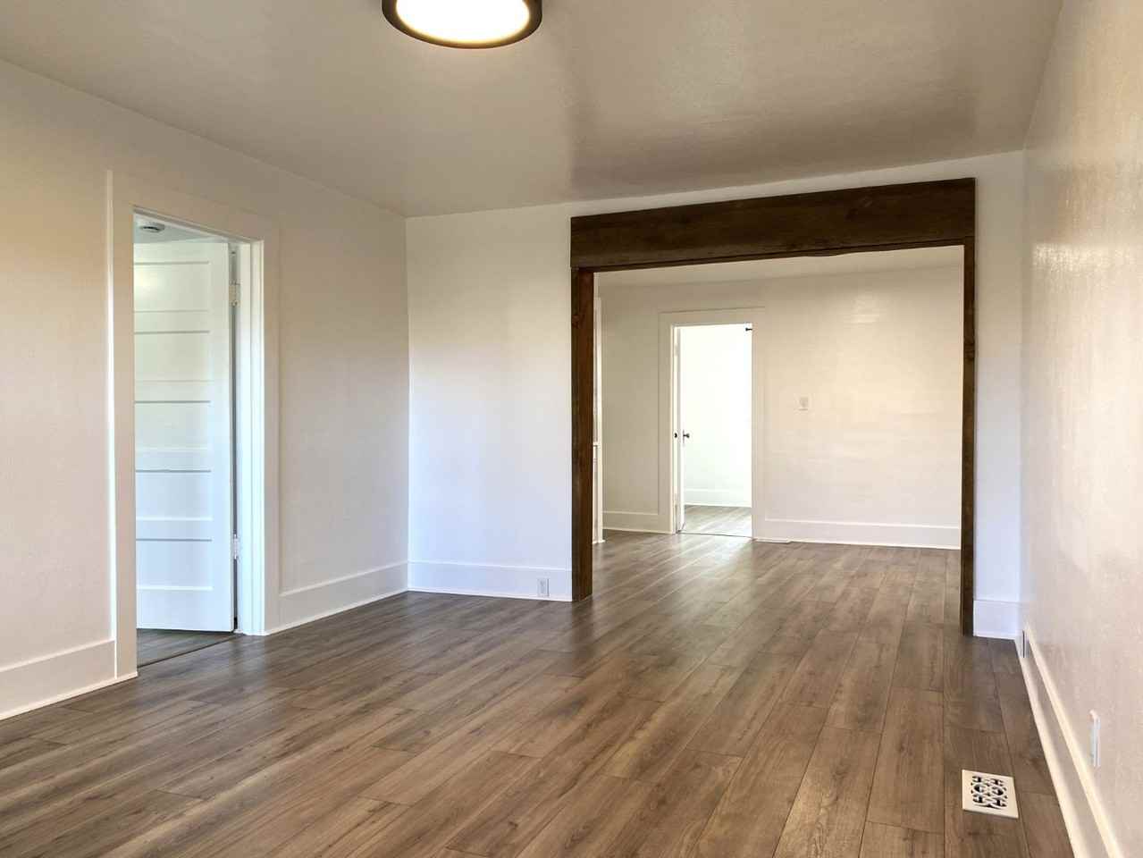 1222 E 8th St - Photo 5 of 32
