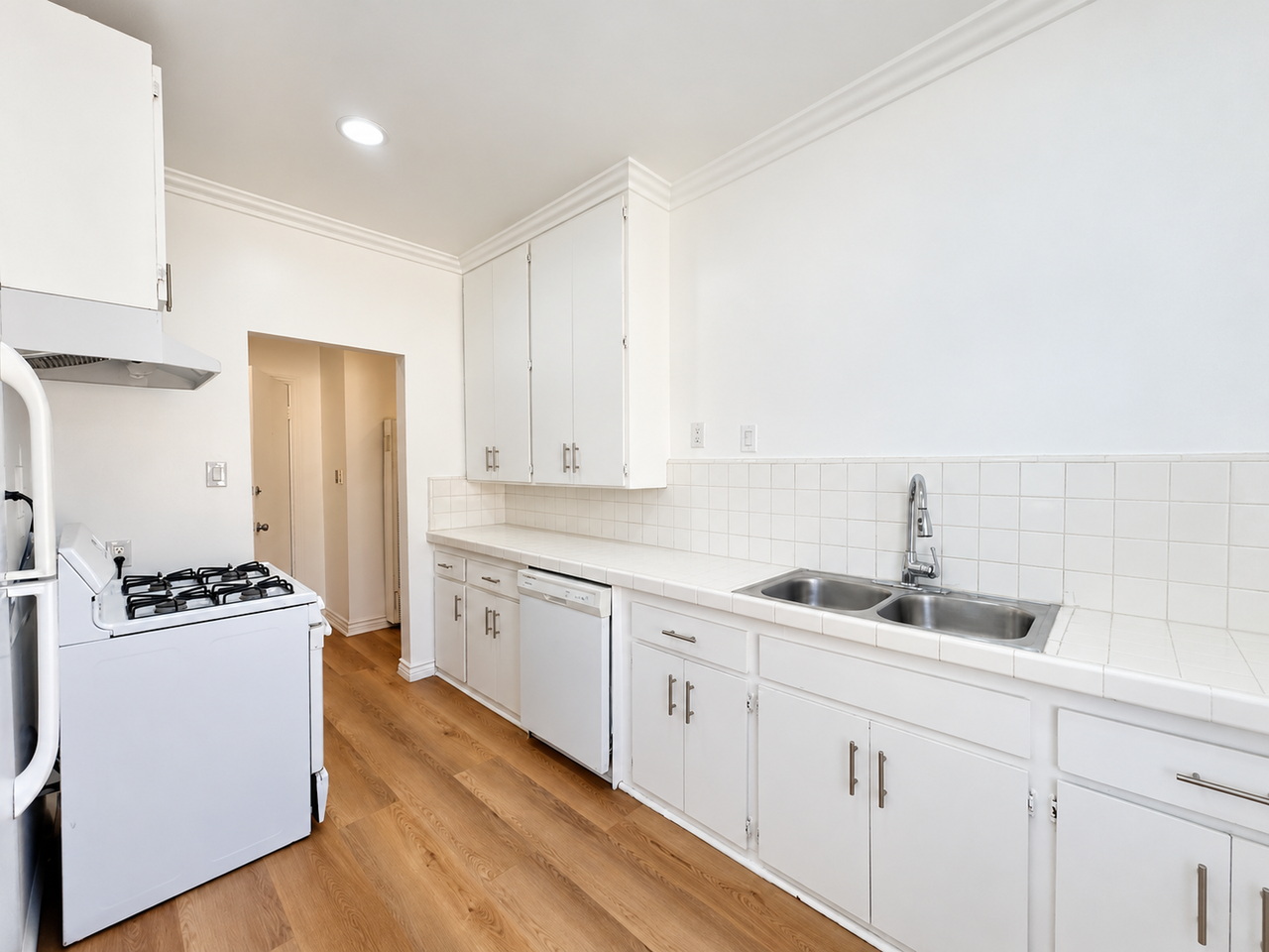 2126 S Ridgeley Dr - Photo 4 of 7