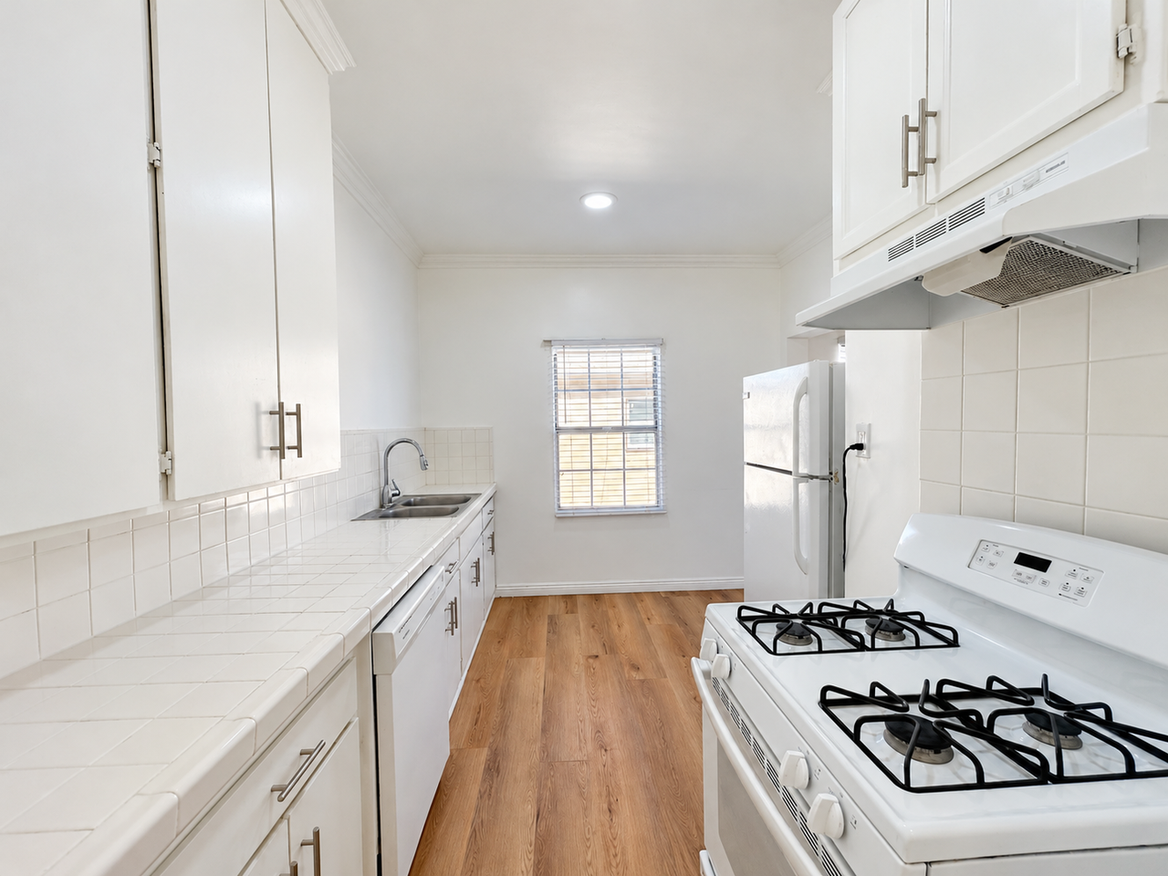 2126 S Ridgeley Dr - Photo 5 of 7