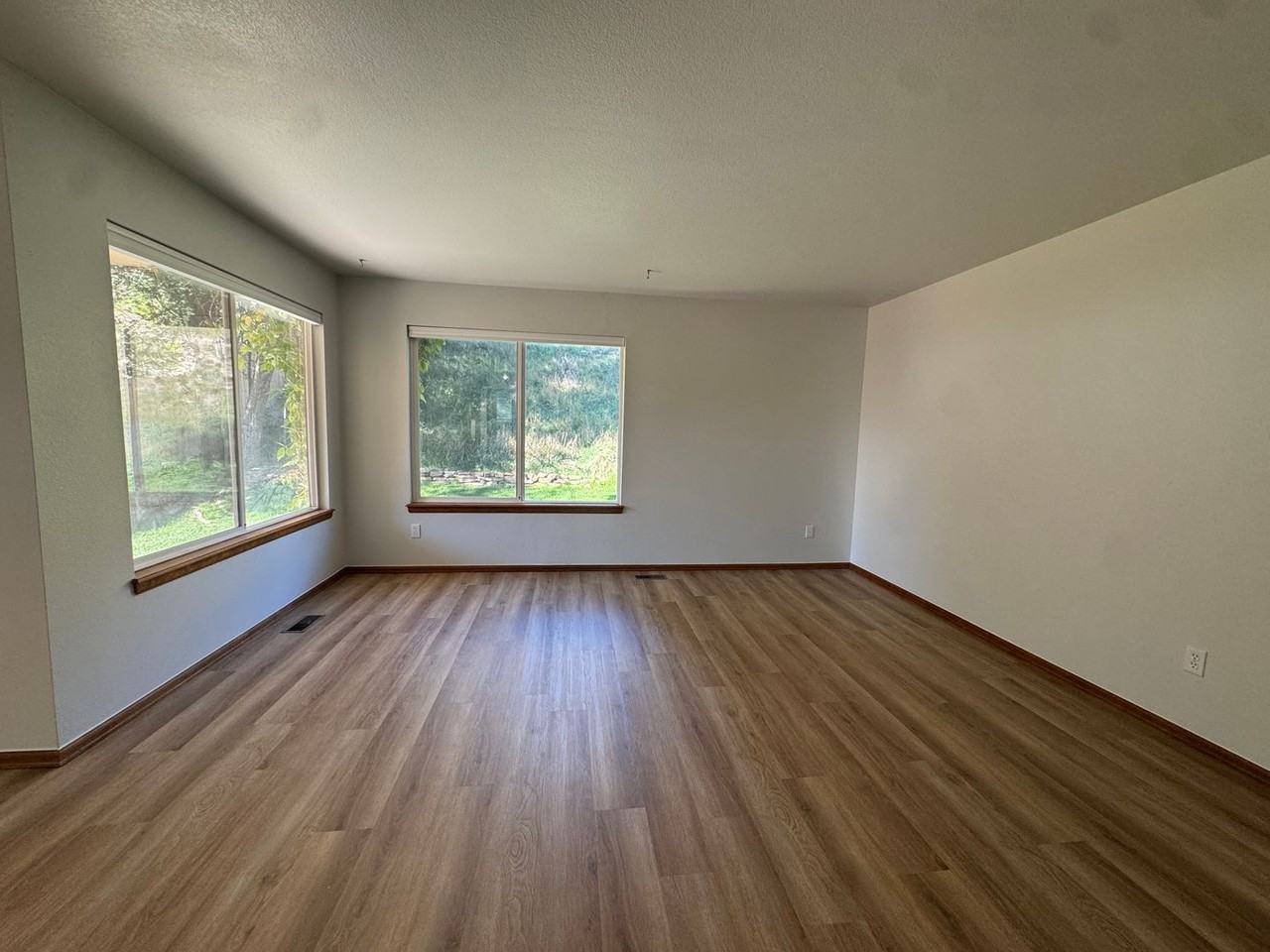626 Echo Ln - Photo 3 of 20