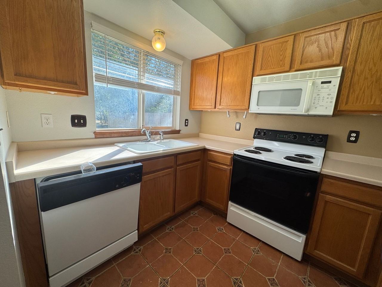 626 Echo Ln - Photo 6 of 20