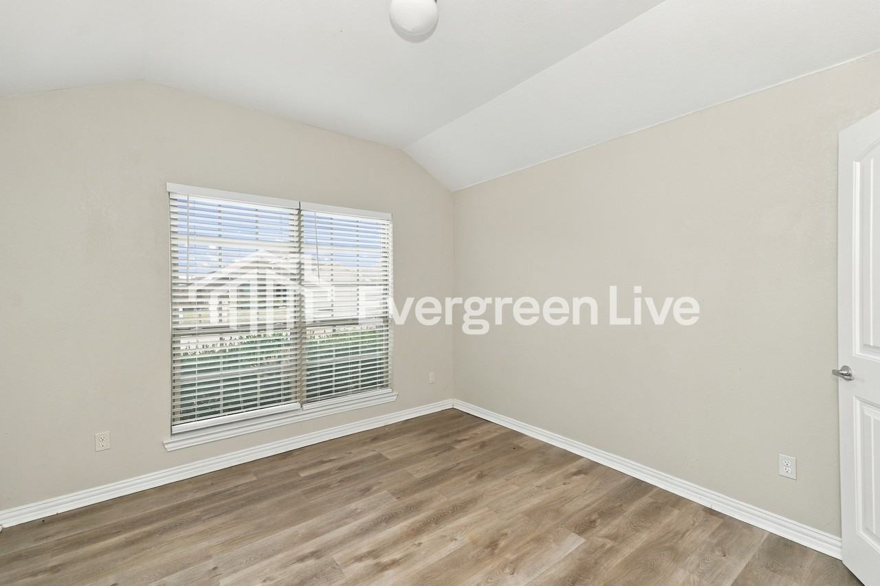 9121 Curacao Dr - Photo 3 of 16