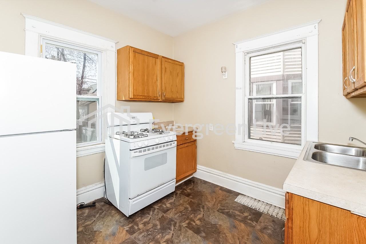 956 Iglehart Ave - Photo 3 of 10