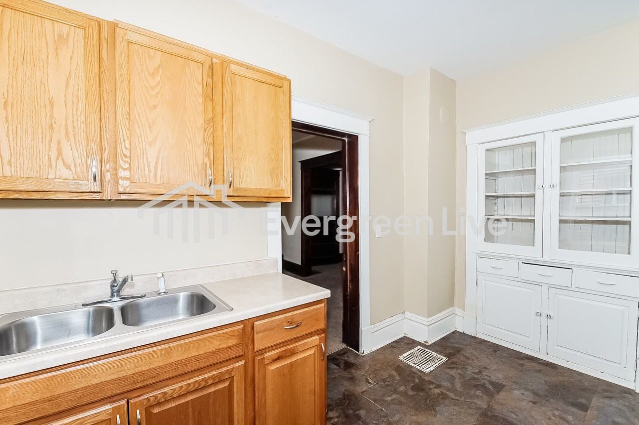 956 Iglehart Ave - Photo 4 of 10