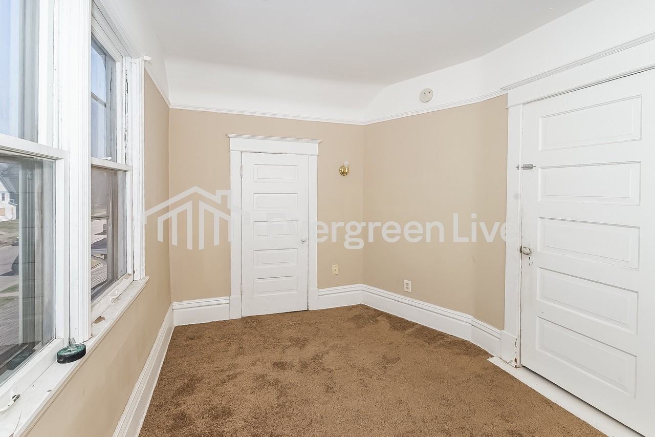 956 Iglehart Ave - Photo 5 of 10