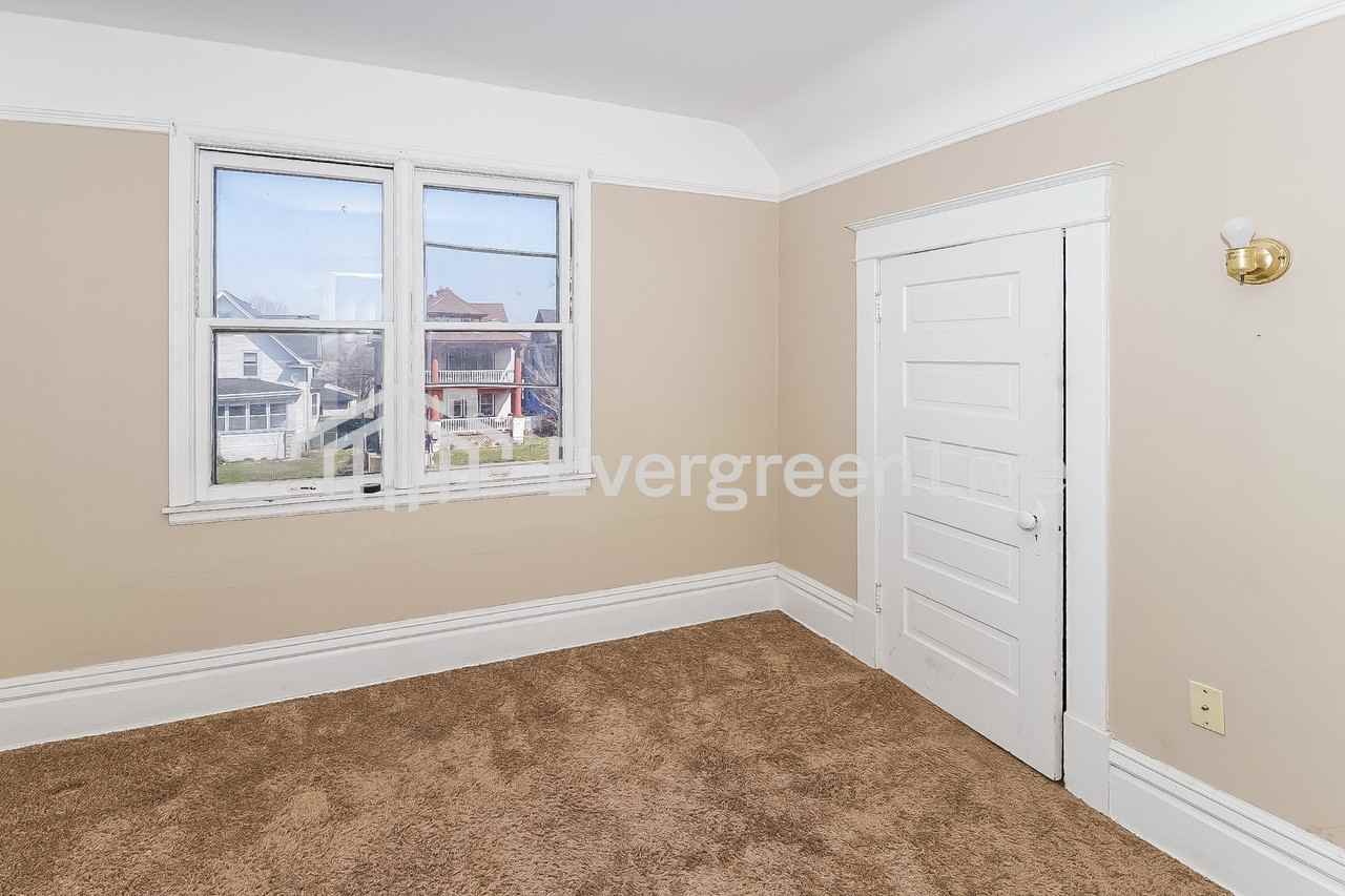 956 Iglehart Ave - Photo 6 of 10
