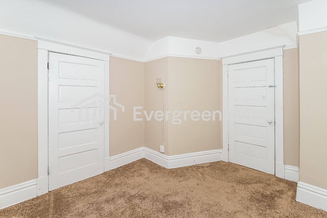 956 Iglehart Ave - Photo 7 of 10