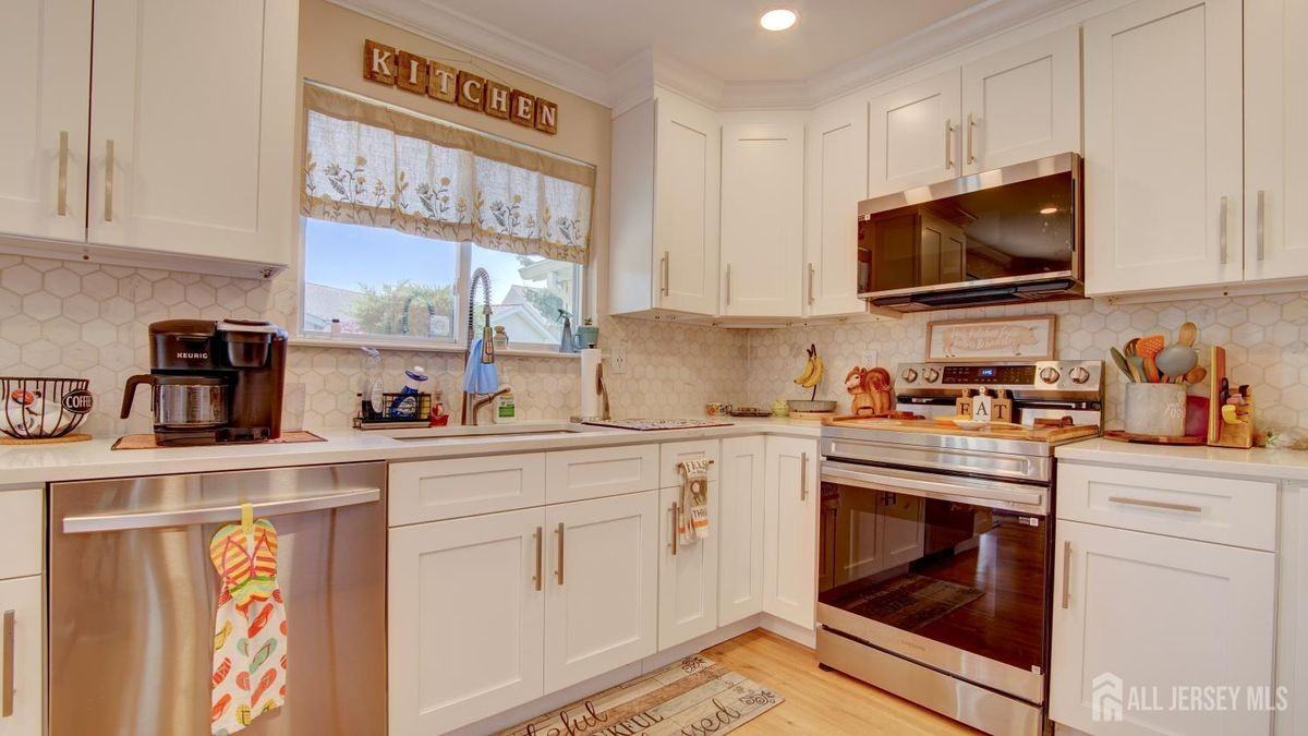 437 Belford Rd - Photo 7 of 19