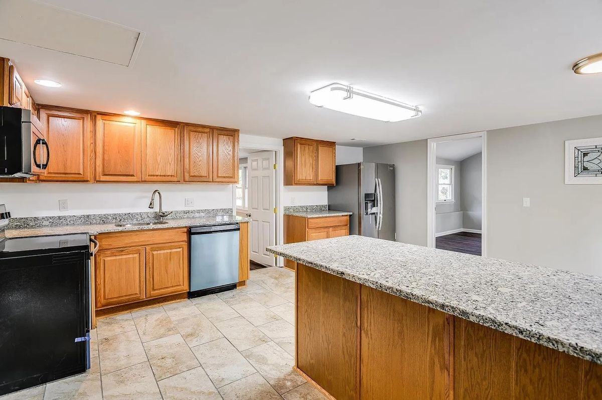 1086 Sun Valley Dr - Photo 2 of 3