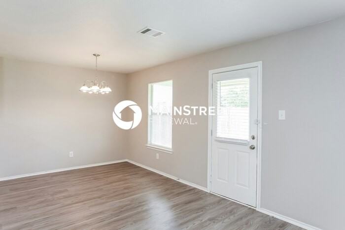 2902 Candleside Dr - Photo 4 of 17