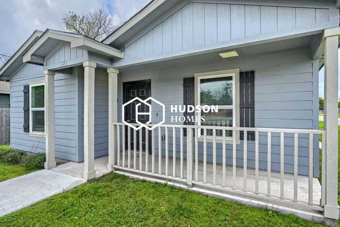 928 Olive St - Photo 3 of 14