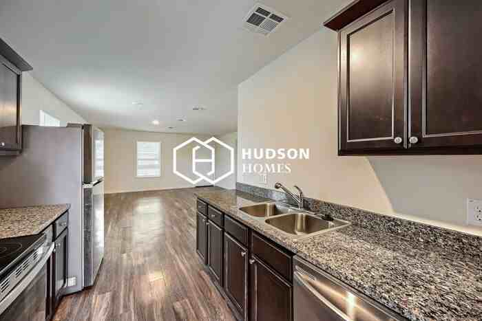 928 Olive St - Photo 6 of 14
