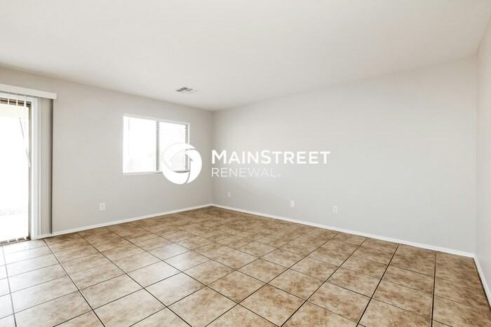8533 W Pioneer St - Photo 4 of 17