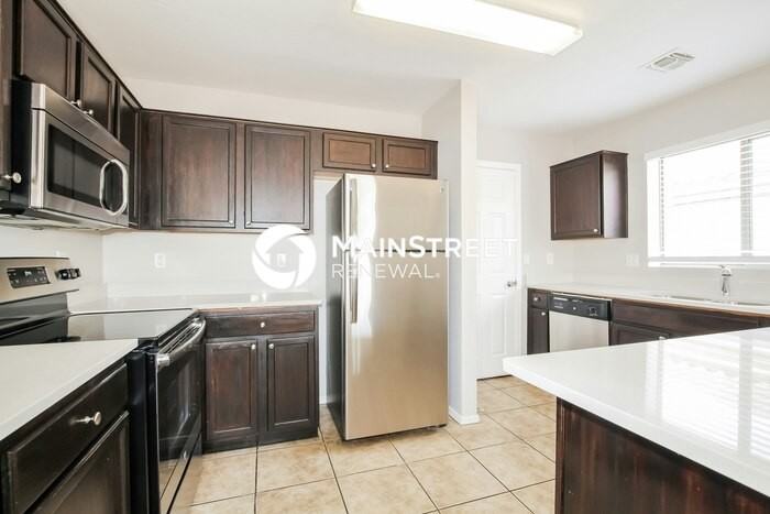 8533 W Pioneer St - Photo 6 of 17