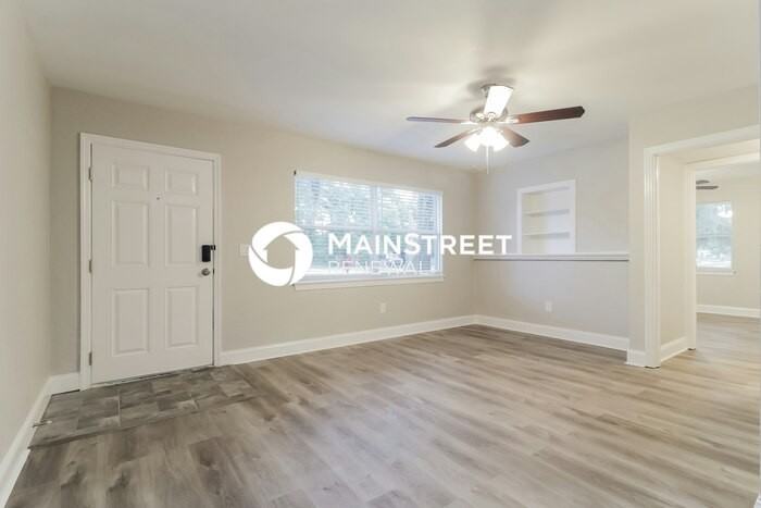 1308 S Locust Ave - Photo 3 of 16