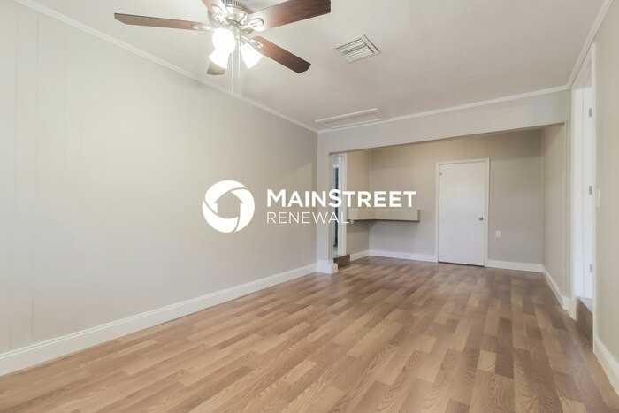 1308 S Locust Ave - Photo 4 of 16