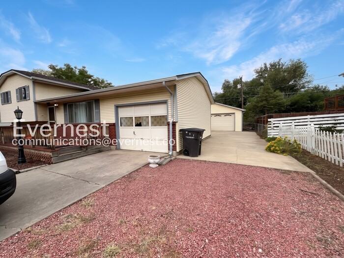 1444 Southmoor Dr - Photo 2 of 21