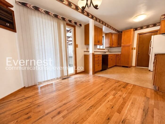 1444 Southmoor Dr - Photo 5 of 21