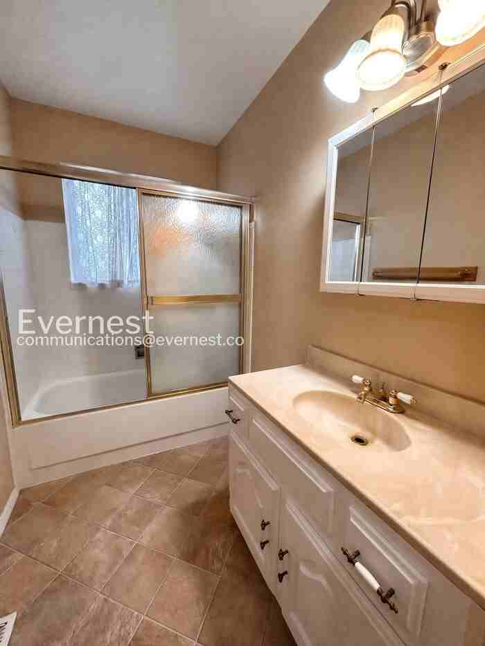 1444 Southmoor Dr - Photo 7 of 21