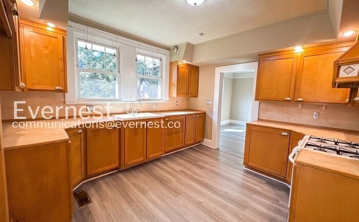 703 11th Ave - Photo 4 of 28