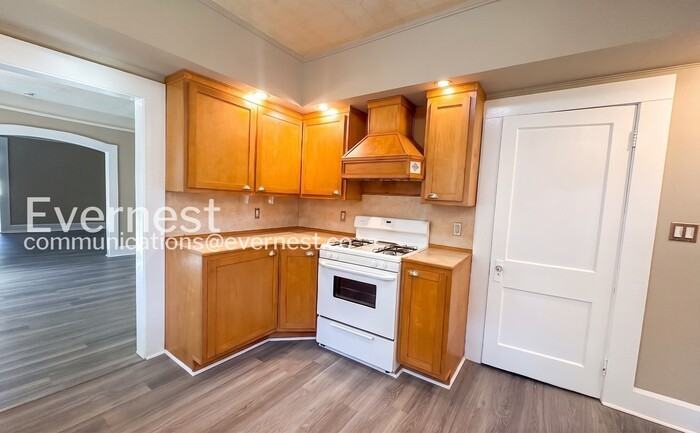 703 11th Ave - Photo 5 of 28