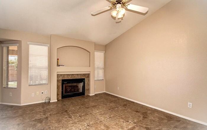 5331 W Pontiac Dr - Photo 3 of 15
