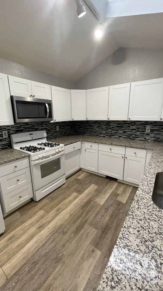 421 Mary St #NA - Photo 7 of 24