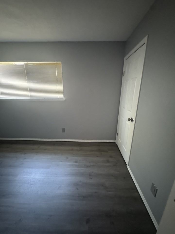 225 Se Hood Ave #225-255 - Photo 3 of 18