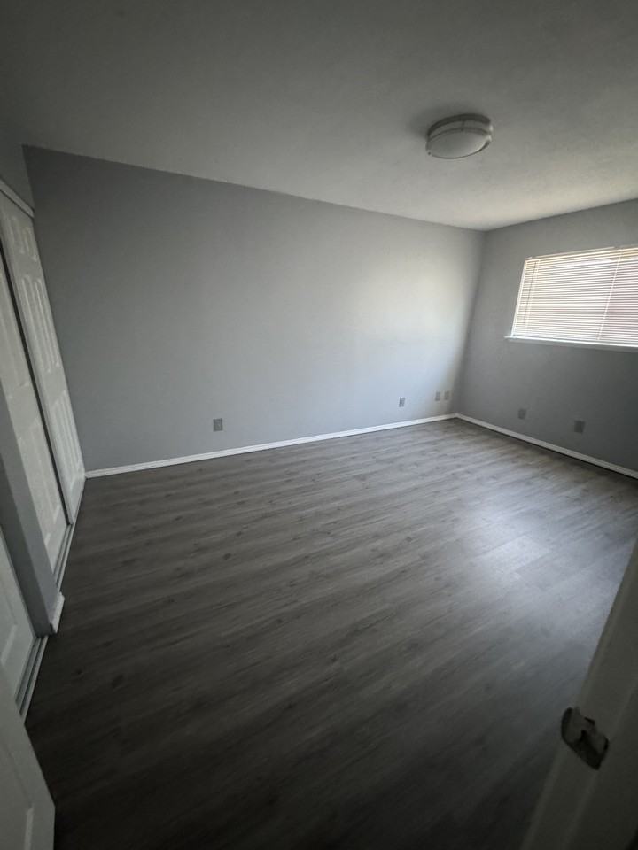 225 Se Hood Ave #225-255 - Photo 4 of 18