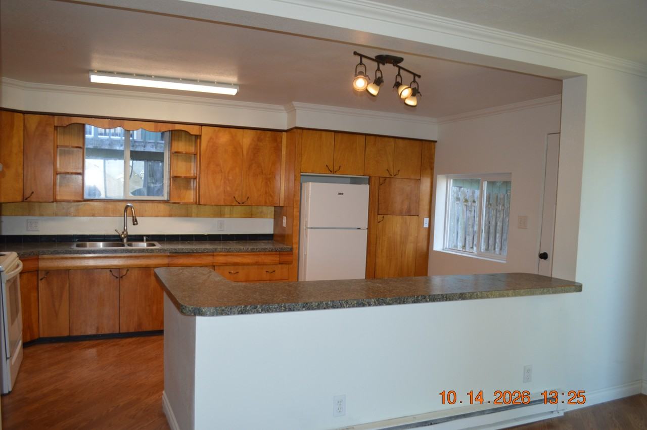 416 E 3rd St #1 - Photo 3 of 14