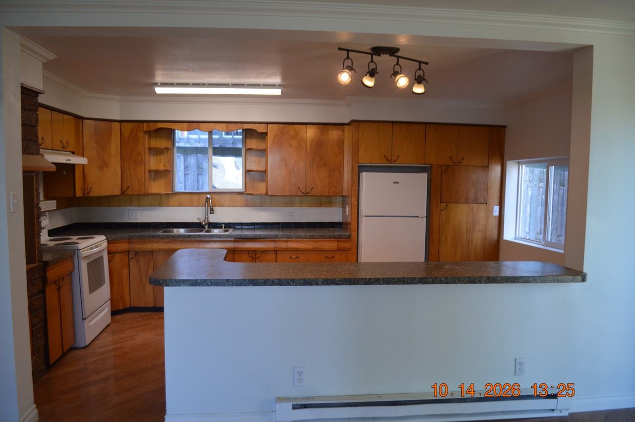416 E 3rd St #1 - Photo 5 of 14