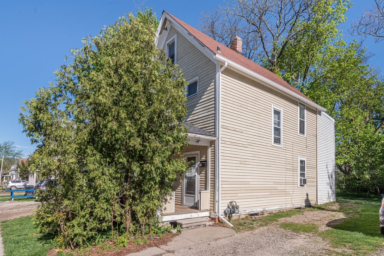917 Sylvan Ave #1 - Photo 6 of 49