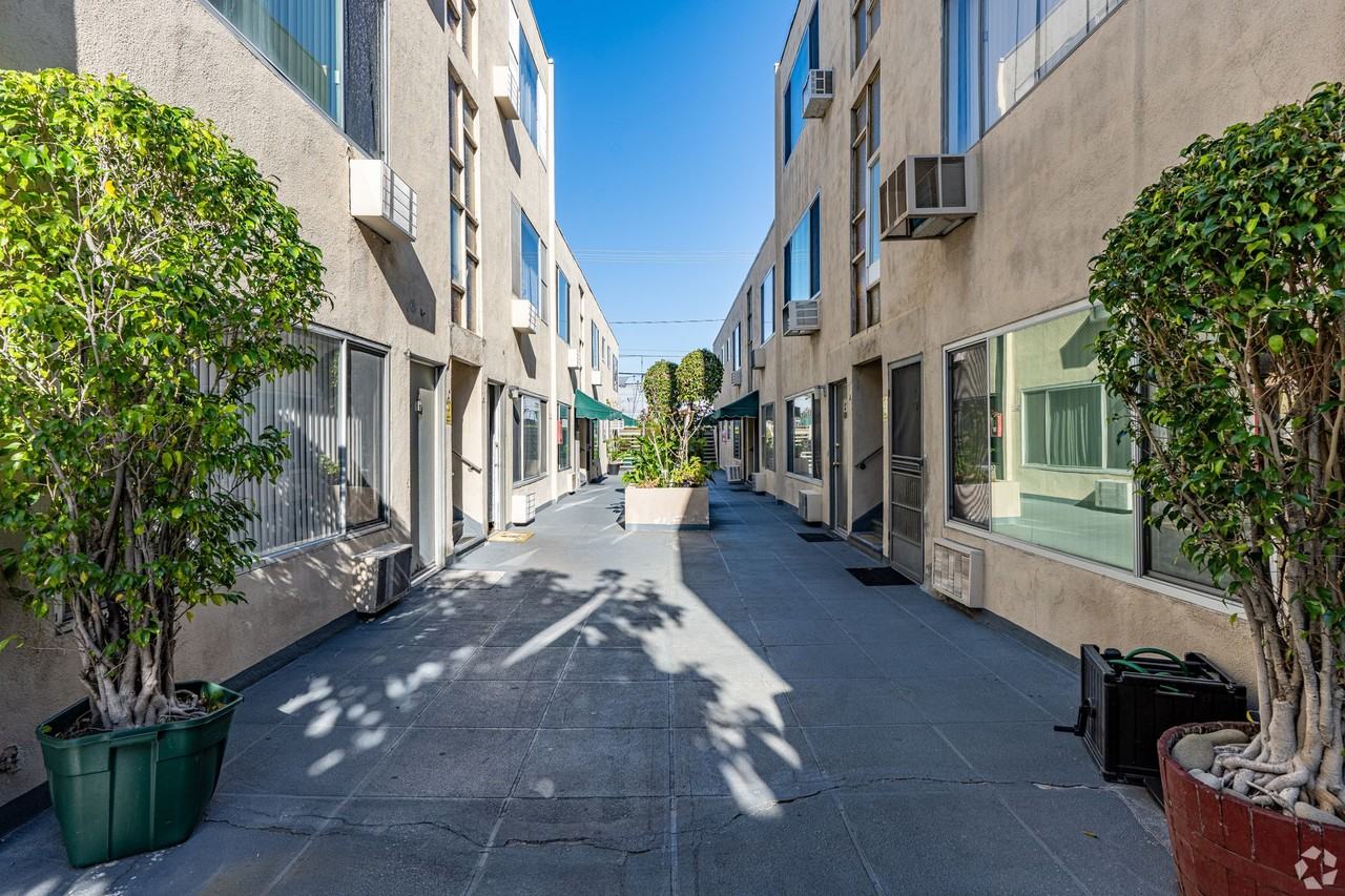 The Burbank Towers Apartments - Photo 4 of 6