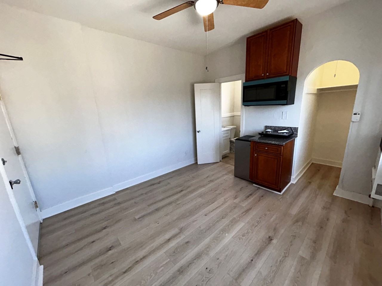 320 N Ardmore Ave #211 - Photo 4 of 10