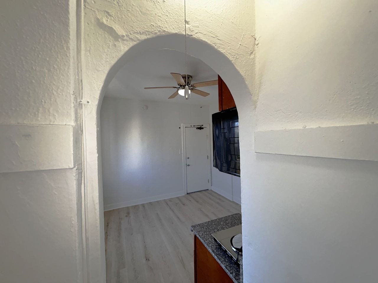 320 N Ardmore Ave #211 - Photo 6 of 10