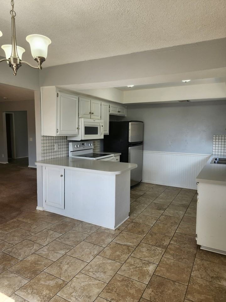 516 Nw 139th St #1 - Photo 3 of 11