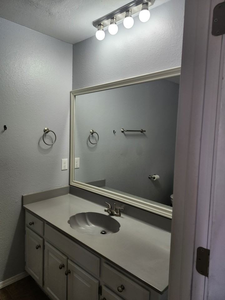 516 Nw 139th St #1 - Photo 4 of 11