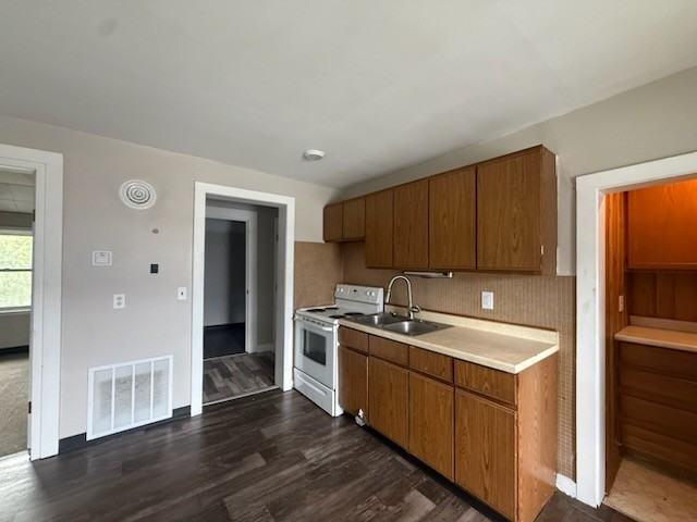323 14th Ave W Uppr #2 - Photo 2 of 10