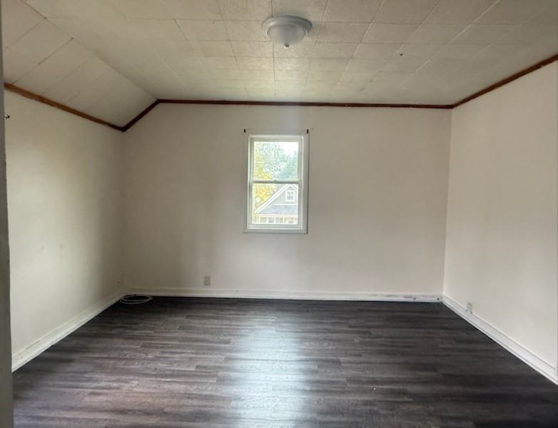 323 14th Ave W Uppr #2 - Photo 6 of 10
