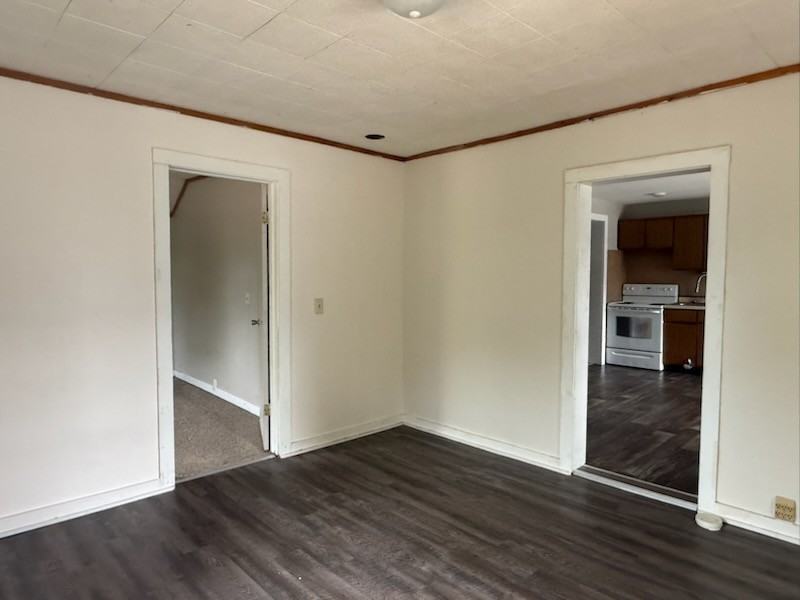 323 14th Ave W Uppr #2 - Photo 7 of 10