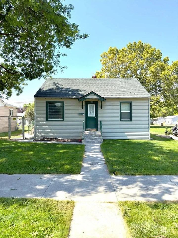 215 S Juniper St, Nampa, ID - Photo 2 of 10